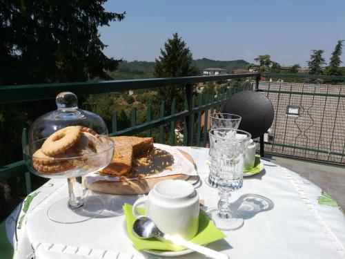 una mesa con un plato de pan y un tazón de comida en La Casa di Bacco B&B, en Lerma