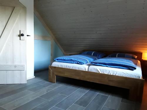 מיטה או מיטות בחדר ב-Birkenhainring 34