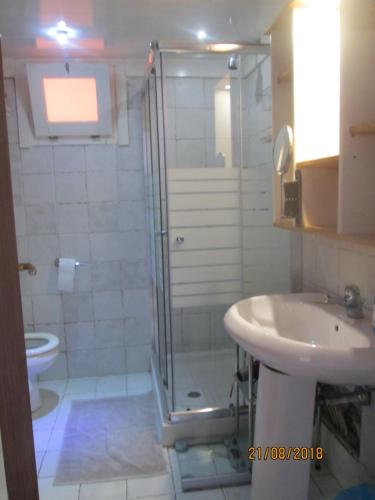 パラーウにあるCasa Juveleのバスルーム(シャワー、洗面台、トイレ付)