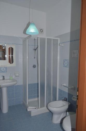 ノート・マリーナにあるAnsise b&bのバスルーム(シャワー、トイレ、シンク付)