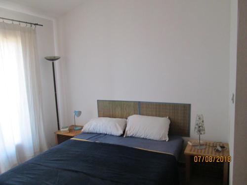 パラーウにあるCasa Juveleのベッドルーム1室(青いシーツと白い枕のベッド1台付)