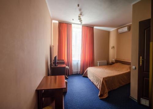 Un pat sau paturi într-o cameră la Galant Hotel