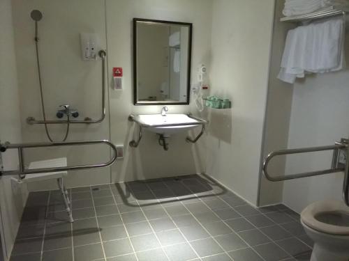 Bilik mandi di Dengfeng Milan Business Hotel