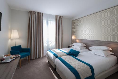 ラ・レシェールにあるHotel & Spa Radianaのベッドルーム(大型ベッド1台、青い椅子付)