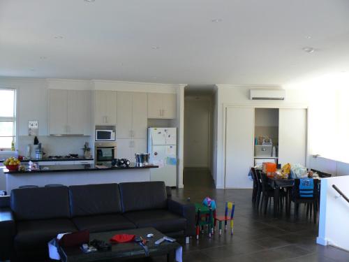 sala de estar y cocina con sofá y mesa en Bundalong Waterfront en Bundalong