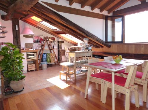 uma cozinha com mesa e cadeiras num quarto em Handia - Basquenjoy em Hondarribia