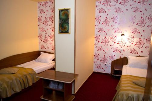 Un pat sau paturi într-o cameră la Hotel Xemar