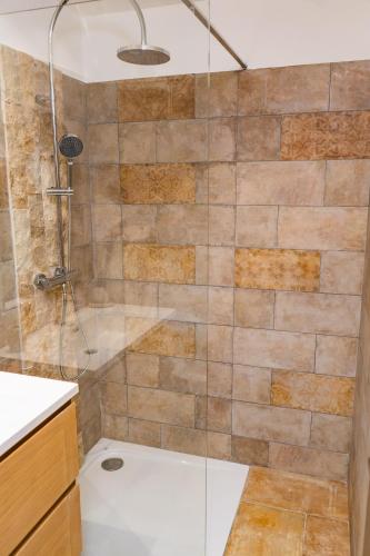 une salle de bain avec une douche avec une porte vitrée dans l'établissement A Suara Di Mare, à Ghisonaccia