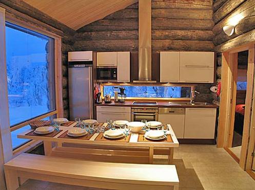 una cocina con una mesa con platos. en Kelokoto Chalets, en Ruka