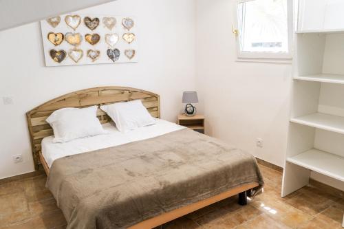 a bedroom with a large bed with a wooden headboard at A Suara Di Mare in Ghisonaccia