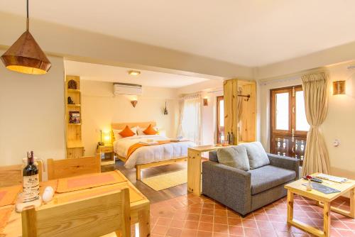ein Schlafzimmer mit einem Bett und ein Wohnzimmer in der Unterkunft Hotel Timila in Pātan