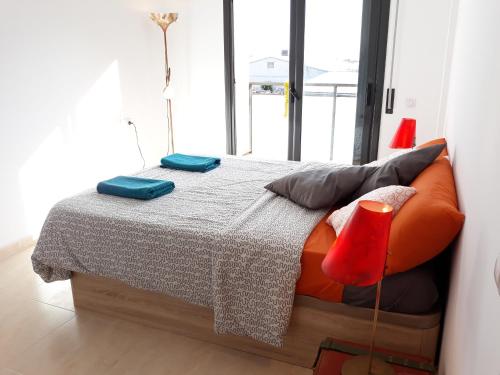 een bed met twee kussens in een kamer bij Deltebre Apartamentos in Deltebre