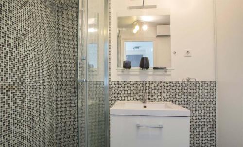 une salle de bain avec un lavabo et une douche en verre dans l'établissement Studio K with terrace, à Paris