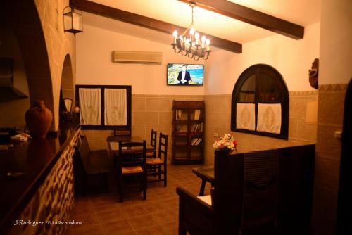 salon z telewizorem i jadalnią w obiekcie La pension del Parador w mieście Galisteo