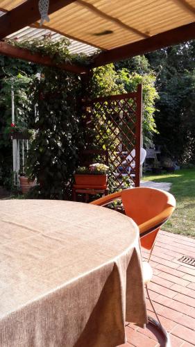 a table and chairs sitting under a pergola at Wohnung für Monteure und Messebauer in Algermissen