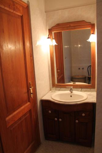 a bathroom with a sink and a mirror at Villa Patrizia in Mostacciano