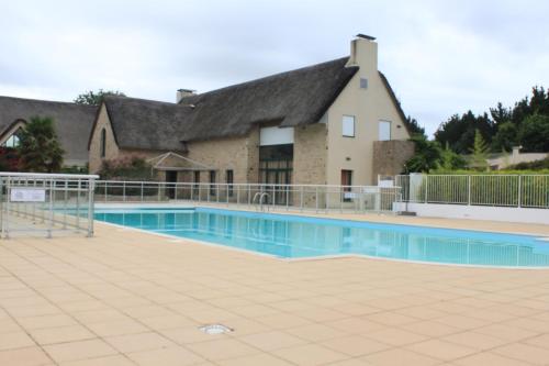 une piscine devant une maison dans l'établissement Saint Denac - Golf de la Baule, à Saint-André-des-Eaux