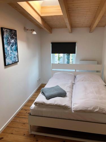 En eller flere senge i et værelse på Ferienapartment Warnemünde 1