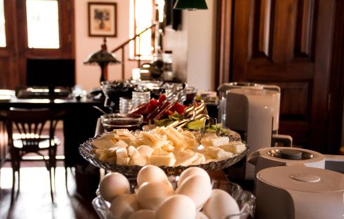 une table avec une plaque de nourriture et des œufs sur celle-ci, dans l'établissement Altın Çeşmeli Konak, à Altınoluk