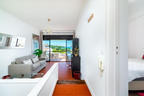 una camera con letto e un soggiorno con divano di WHome | Albufeira Suite & Beach Apartment ad Albufeira