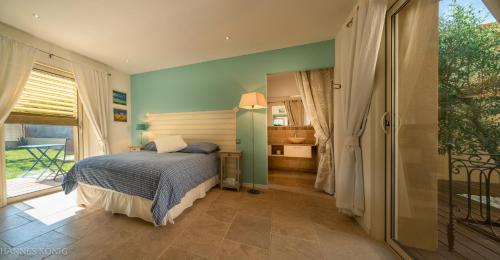 a bedroom with a bed and a bathroom at Les Trois Oliviers in Forcalquier