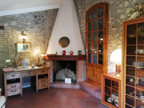 uma cozinha com uma lareira de tijolos num quarto em IL Fienile nella Roccia em Casole dʼElsa