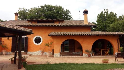 una casa naranja con un patio delante en Dreams Valley, en Valmontone
