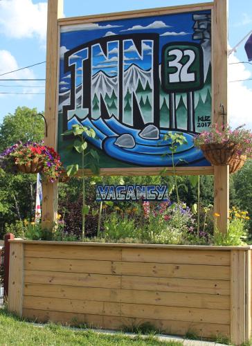 a sign with flowers in a wooden box at Inn 32 in North Woodstock