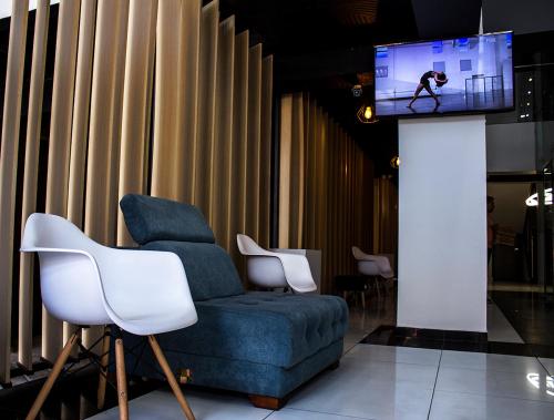 TV a/nebo společenská místnost v ubytování Hotel Doral Inn