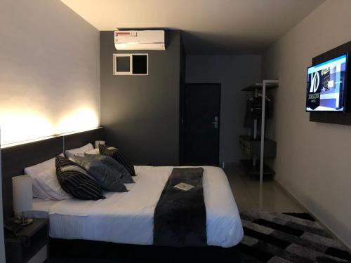Voodi või voodid majutusasutuse Hotel Doral Inn toas