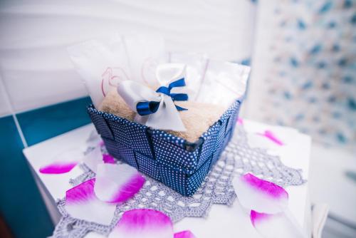 阿沃拉的住宿－B&B U PRUFISSURI，蓝色的篮子,配上一双鞋和粉红色的鲜花