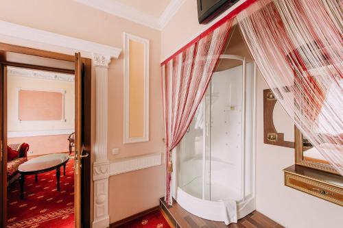 Habitación con ventana y puerta con espejo. en Urartu Hotel, en Járkov