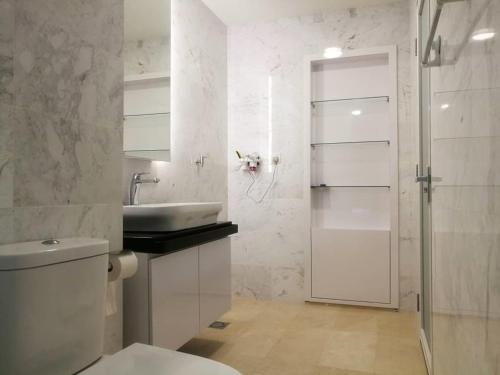 een badkamer met een toilet, een wastafel en een douche bij Mykey Silverscape B-39-07 Melaka City in Melaka