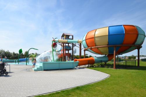 een speeltuin met een waterglijbaan in een park bij Vakantiepark de Boomgaard in Westkapelle