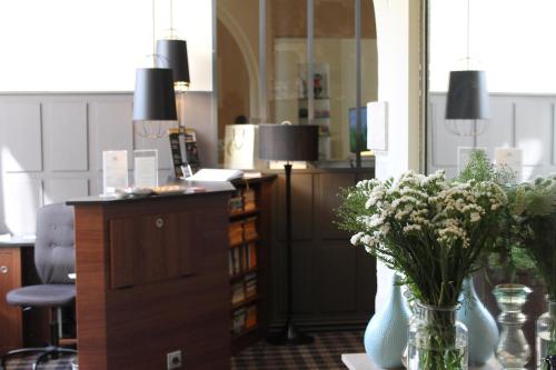 a room with a vase of flowers on a table at Maison Lia in Châlons-en-Champagne