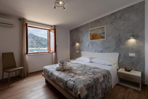 a bedroom with a large bed and a window at Il vecchio e il mare in San Vito lo Capo