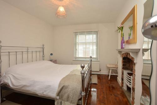 1 dormitorio con 1 cama y chimenea en InTown - 60 second walk 2 Minster!, en York