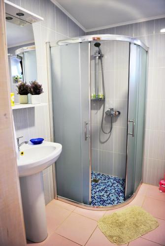 a bathroom with a shower and a sink at Apartment Sea Breeze in Fontanka