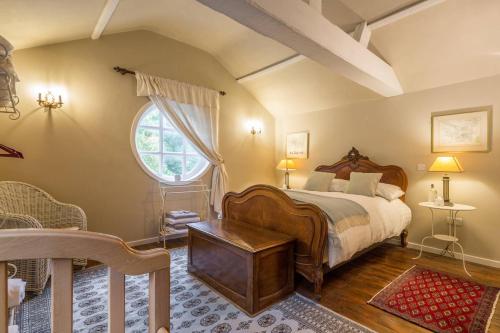 Un dormitorio con una cama grande y una ventana en The Domek en Ashwell