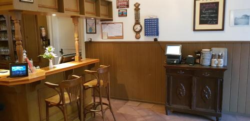 un bar en un restaurante con taburetes en un mostrador en Landgasthof Graf Karstädt en Karstädt