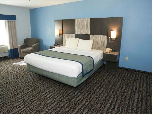 Un pat sau paturi într-o cameră la Sandwich Lodge & Resort