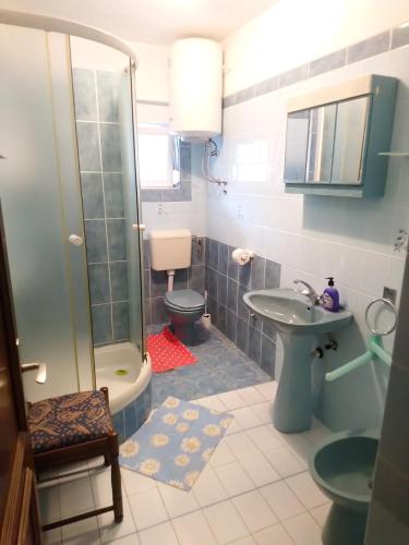 a bathroom with a shower and a toilet and a sink at Sandra & Slavica Prorocic in Lopar