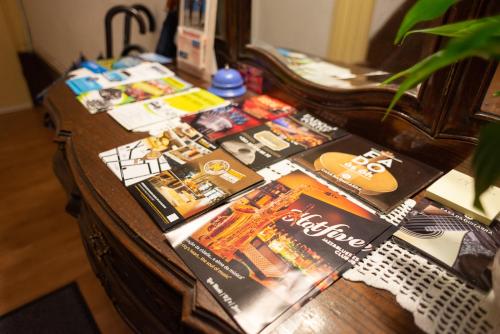 una mesa de madera con revistas encima. en Almada Guest House en Oporto