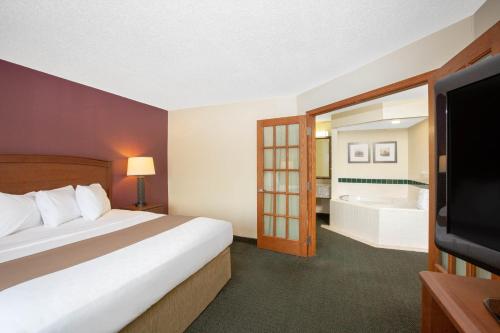 Ένα ή περισσότερα κρεβάτια σε δωμάτιο στο AmericInn by Wyndham Kearney