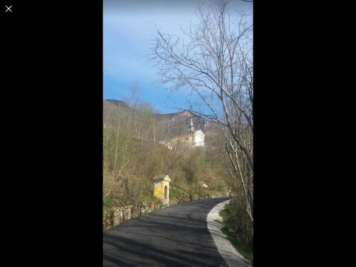 a winding road with a house in the distance at B&B Casa Lisa in Miane