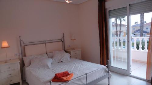 シウダー・ケサダにあるHE Huelva - Quesadaのベッドルーム1室(ベッド1台、大きな窓付)