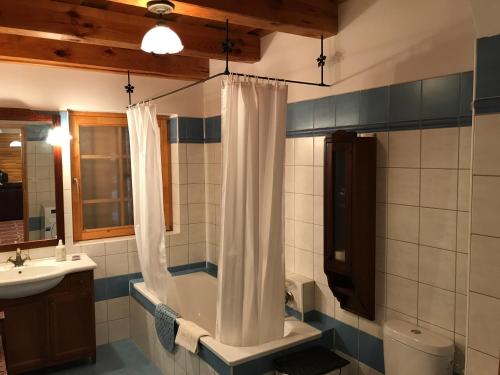 A bathroom at Balaton Rustic Guesthouse