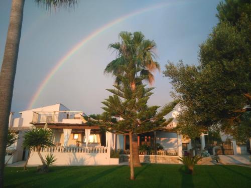 アルタにあるSa Granjaのヤシの木のある家の虹