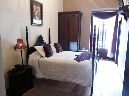 Ένα ή περισσότερα κρεβάτια σε δωμάτιο στο La Posada Cuencana Hotel Boutique