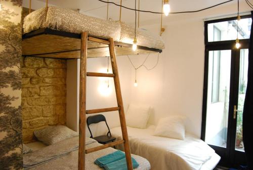 パリにあるTrendy 30m² PIGALLE / MOULIN ROUGEのベッドルーム1室(二段ベッド1組、はしご付)